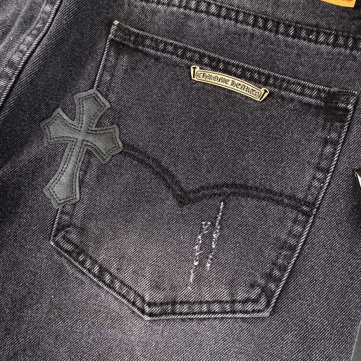 🅿️240 Correct version Chroe Hets CH black pink leather jeans, counter price 4W level, patchwork cross pattern embellishment, women's high-waisted washed jeans! ! Absolutely high-end luxury products, 1.9W level god-level single products, super popular products, built with top heavy industry, a magic weapon that cannot be missed [About Zangyin] This is an extremely luxurious fashion brand that can also be called the aristocrats of the high street. It has always been an exclusive brand for some hipsters or rich second generations. Compared with ordinary high streets, it is more luxurious and noble. Compared with luxury brands, it has a more fashionable personality and has always been a brand that I have a special liking for. A6632 [Top heavy industry fashionable design] Consistently high-street luxury style creation. Speaking of this style, the Zangyin family and GU family are definitely the leading representative brands. Especially the Zangyin family has really achieved a state-of-the-art effect in creating high-street style. The color system of this model is made of unique washed materials. It is already quite eye-catching. It is decorated with pink patchwork cross flowers, which cleverly highlights the charm of the brand. Secondly, this model uses classic The classic high-waist cutting design highlights the long legs and the fashionable temperament of the upper body. The brand is highly recognizable and the slim fit configuration is more suitable for daily wear. This product is a product that interprets personality, fashion, and specifications at a glance. This single product is enough to make any fan excited. It can be a white T-shirt for youthful preppy style, or a tight sling for royal lady style. It has strong matching ability and can be easily controlled by men.  [Material and craftsmanship] Needless to say, this point goes without saying. As an excellent craftsman brand, Zangyin has really perfect requirements for details and craftsmanship. The washed color of this model has gone through so many processes, not to mention the embellishment of the denim appliqués. It is also purely handmade and sewn. Just like what they believe in, only handmade things have soul and have the meaning of wear. A top-notch heavy-duty fashionable denim item, I look forward to your perfect interpretation! ! 28-34 corresponds to S-XL